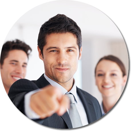 Media buyer y equipo de medios planificando y comprando publicidad