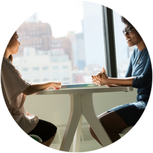 Dos profesionales conversan en una reunión de trabajo